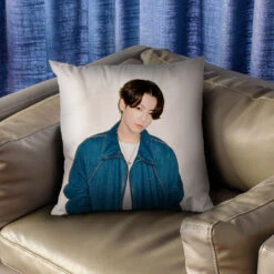 Housse De Coussin 40 X 40 - BTS 10 Housse De Coussin 40 X 40 - BTS -Dessin Animé Vêtements d88c275f 40b4 435e b31b d8a9d16eb56f 1