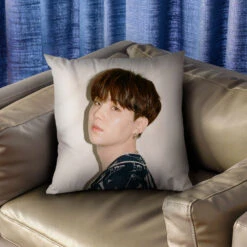 Housse De Coussin 40 X 40 - BTS 15 Housse De Coussin 40 X 40 - BTS -Dessin Animé Vêtements f8512c06 308b 42a7 a009 a89a0e6f92c7 1